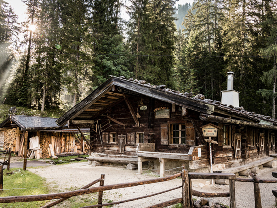 Die Brennhütte der Bergbrennerei Grassl auf der Priesbergalm