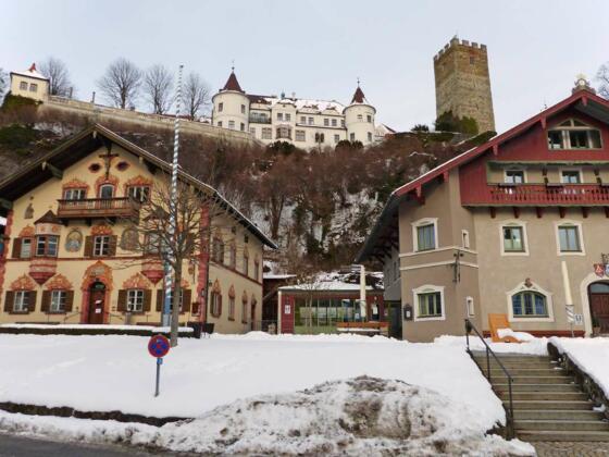 Marktplatz Neubeuern mit Schloss