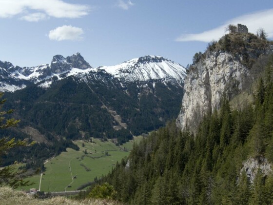 Der schoffe Falkenstein; links der Aggenstein