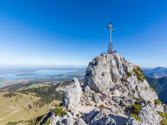 Der Kampenwand-Gipfel mit dem berühmten großen Kreuz.