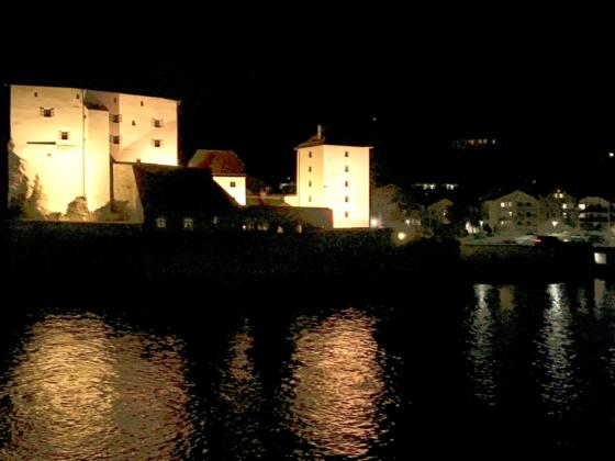 Die Veste Niederhaus in Passau bei Nacht