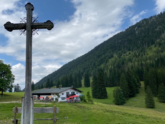 Auf der Niederhofer Alm gibt es Kas- oder Speckbrot sowie Kuchen.