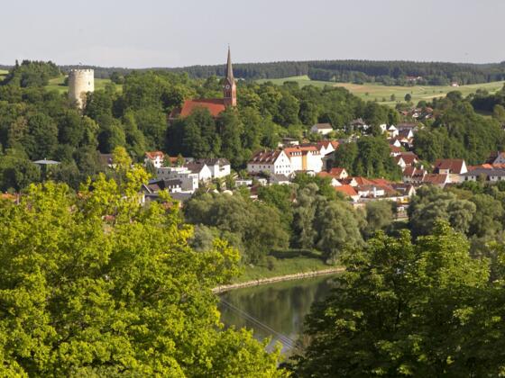 Blick auf den Kurort Bad Abbach mit Heinrichsturm und Kirche St. Nikolaus