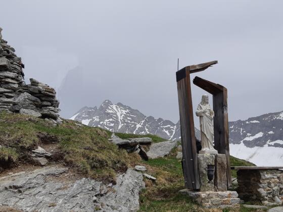 im Sockel der Sitzbank eine Stärkung und das Gipfelbuch