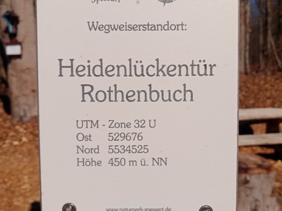 Standortschild Wegweiser Heidenlückentür