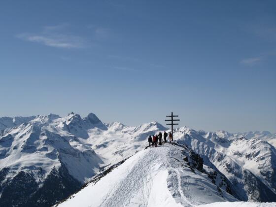 Das Wetterkreuz bieten einen grandiosen Ausblick auf den Geigenkamm in den Ötztaler Alpen. In der linken Bildhälfte der Wildgrat (2971 m).