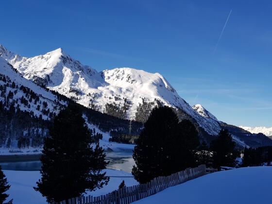 Blick über der Speicher Längental zur Vorderen Karlsspitz und zum Schafzoll (rechts).