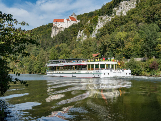 Schifffahrt auf dem Main-Donau-Kanal vorbei an der Burg Prunn