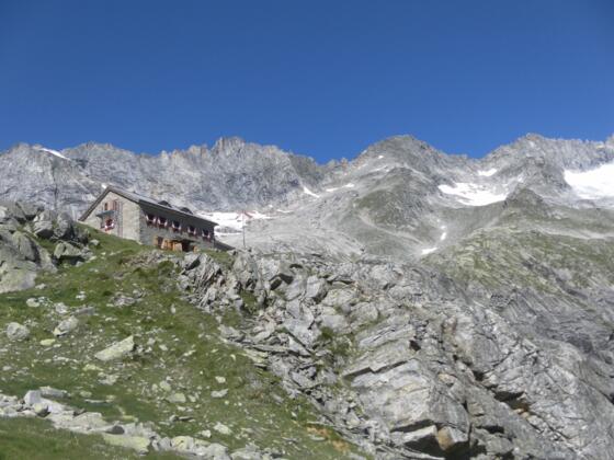 Richterhütte und Richterspitze rechts der Mitte