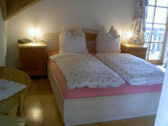 Wunderschönes Schlafzimmer mit 2 Türen auf die 2 Balkone