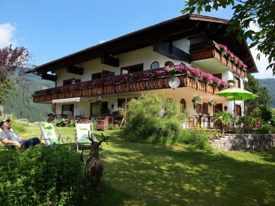 Hausansicht mit Liegewiese und Sonnenterrasse