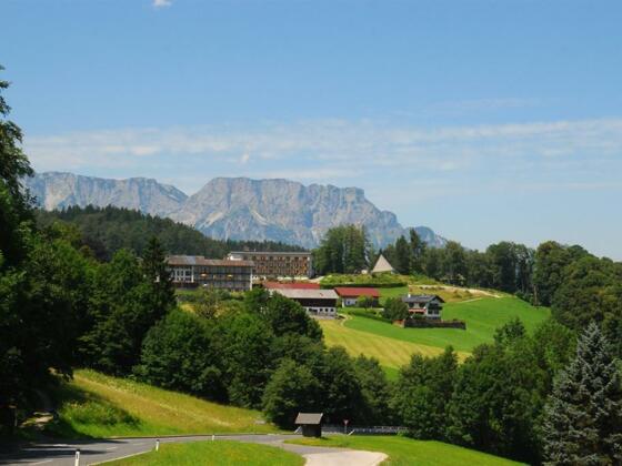 St. Josef mit Untersberg im Hintergrund