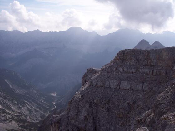 Endlose Karwendelweite – im Gipfelbereich der Birkkarspitze