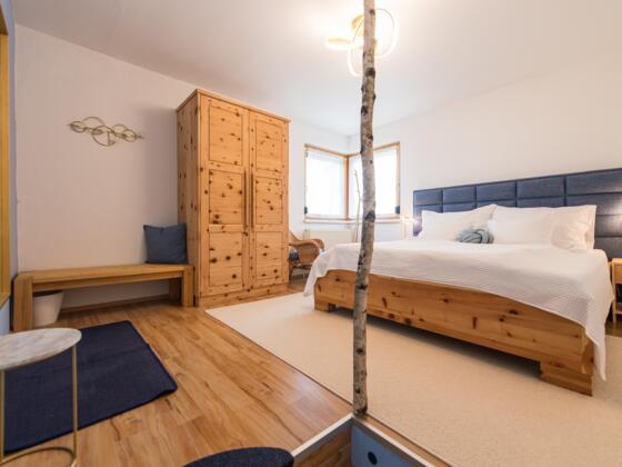 Schlafzimmer mit Zirbenmöbel