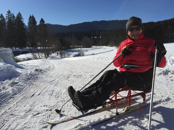 Hier kommt eine Straße, Langlaufschlitten wenden. Am besten unten schon!