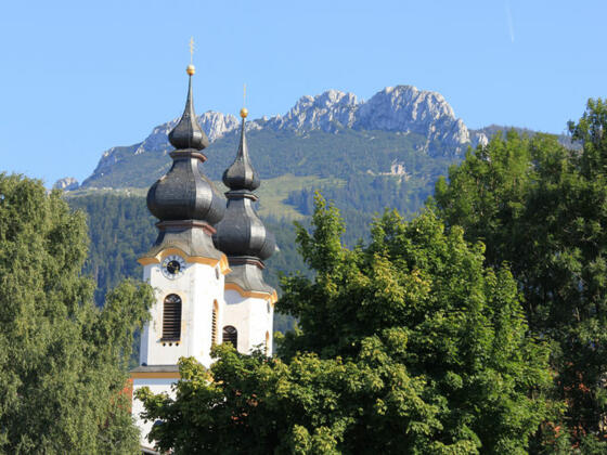 Kirchtürme mit Kampenwand im Hintergrund