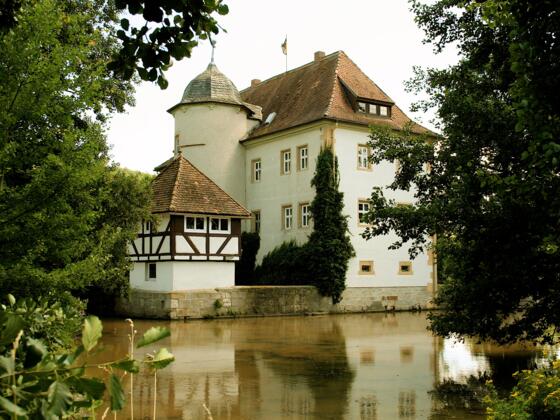 Das Wasserschloss in Kleinbardorf wurde 1589/90 erbaut und befindet sich heute in Privatbesitz.