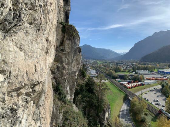 Hängender Stein in der Wand