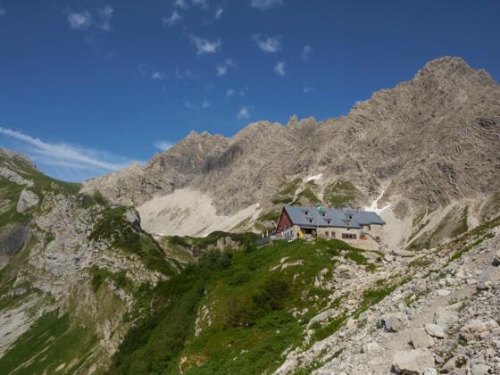 Das Prinz-Luitpold-Haus vor der Fuchskarspitze.
