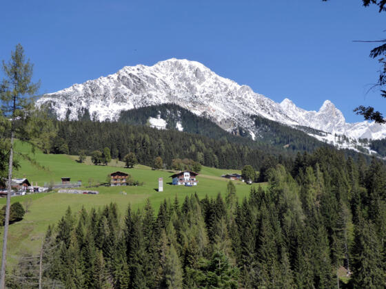 Beim Reithof (ganz links) unter dem Rötelstein zweigt der Weg auf den Nössler Riedel nach rechts ab.