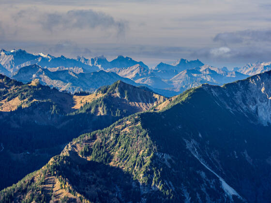 Der Ausblick vom Wendelstein: das Spitzgebiet vorne und das Karwendel im Horizont.