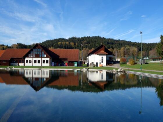 Badesee mit Hansberg