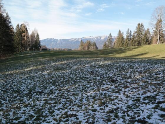 Fahrenberg. Nach dem ersten Anstieg gelangen wir auf eine Wiese und danach zum höchstgelegenen Haus des Weilers Fahrenberg.