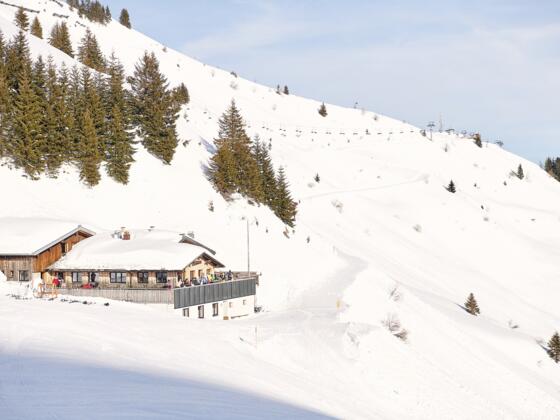 Franz-Josef-Hütte mit Blick zurück zur Mittelstation der Stafelalpbahn