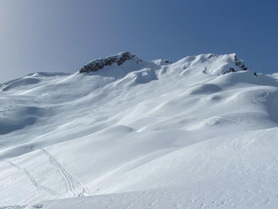 Blick zurück aus der Abfahrt auf den Gipfel des Kleinen Seekopf (MItte).