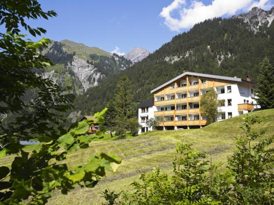 Hotel außen Sommer neu