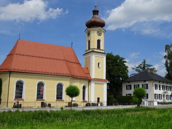 St. Afra mit denkmalgeschütztem Pfarrhof