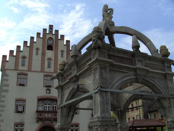Das Rathaus und der Marktbrunnen stammen noch aus der Zeit der Renaissance.