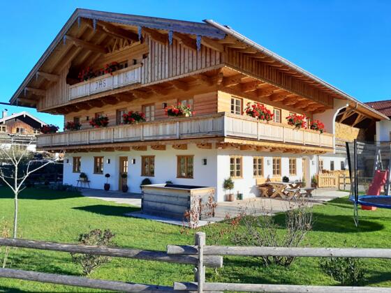 Unser neu erbauter Bauernhof im ruhigen und zentralen Point in Kreuth. Die Ferienwohnung Hirschberg befindet sich im Dachgeschoss und bietet viel Platz und Komfort für Erwachsene und Kinder.