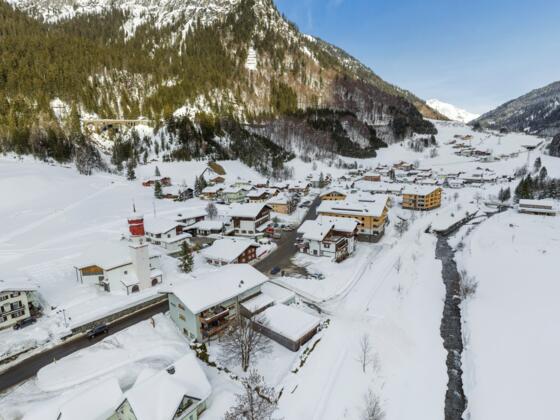 Blick von oben auf Klösterle am Arlberg