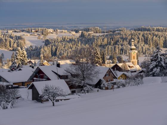 Blick auf Scheidegg vom Höhenweg im Winter