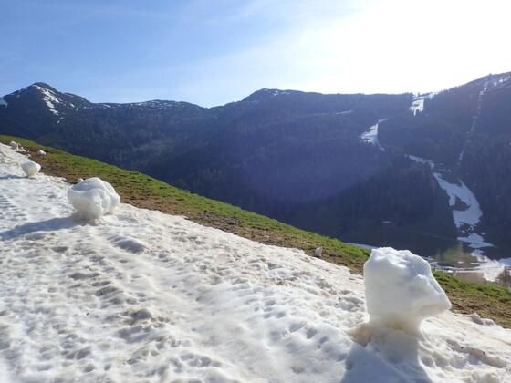 Dank Kunstschnee gehts bis weit ins Frühjahr hinein zum Skifahren