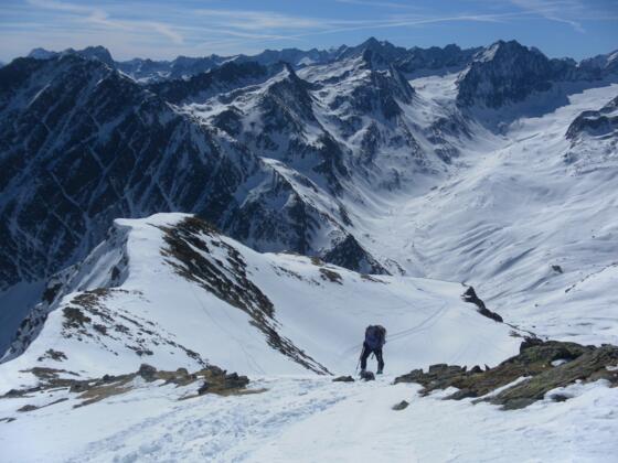 im sehr steilen Gipfelhang mit Blick ins hintere Gleirschtal