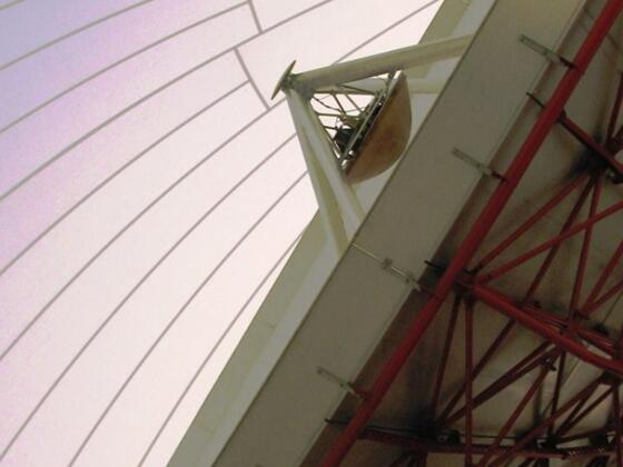 Antenne der Erdfunkstelle Raisting im Radom