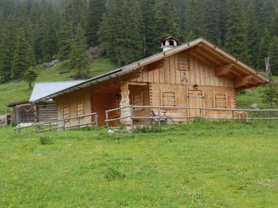 Die Enning Almhütte.