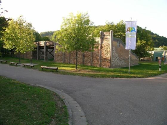 keltisches Stadttor an der Schleuse in Kelheim-Grondsorf