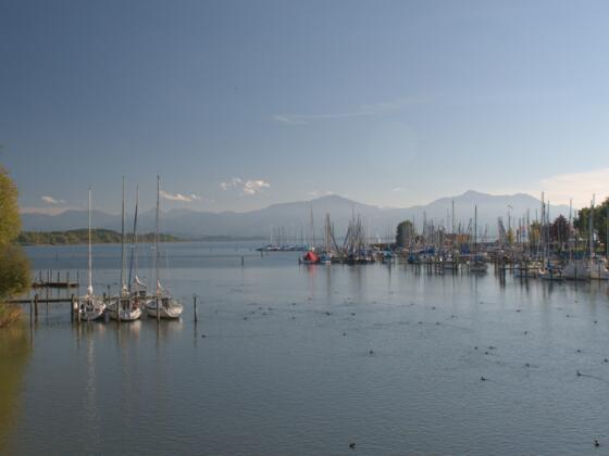 Blick auf Chiemsee, Hochfelln und Hochgern von der Brücke über die Alz bei Seeon-Seebruck
