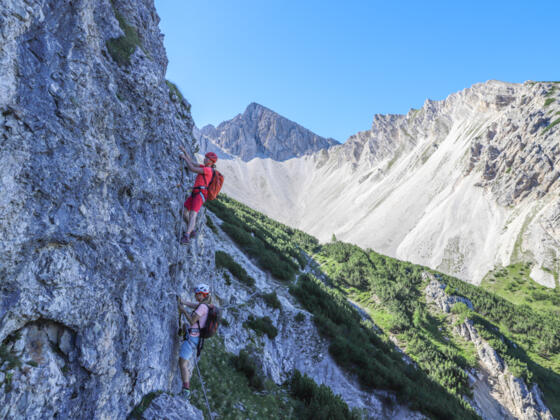 Am Seefelder Panorama-Klettersteig geht es gleich zu Beginn zur Sache.