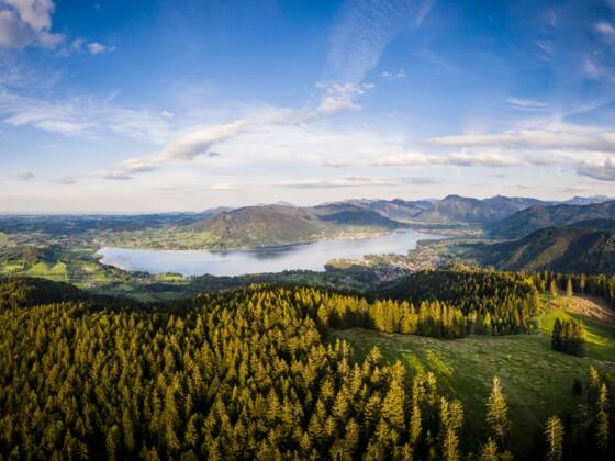 Die Holzeralm im Hintergrund der Tegernsee