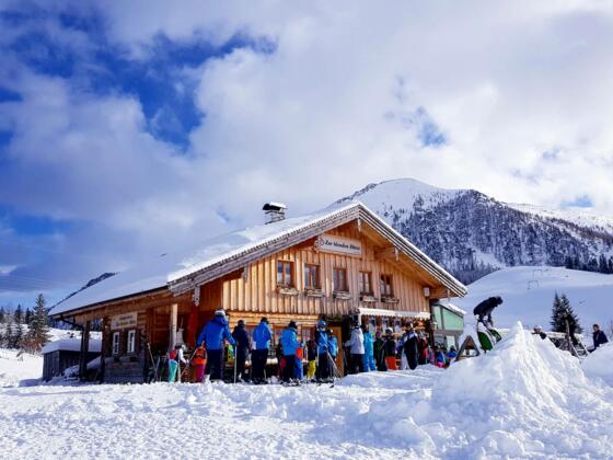 Blonde Huette im Winter