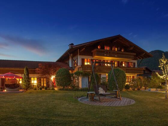 haus_nacht_2500x1220_01