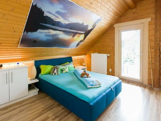 2021 - Ferienhaus Schwaiger - Schlafzimmer 2 mit Balkon