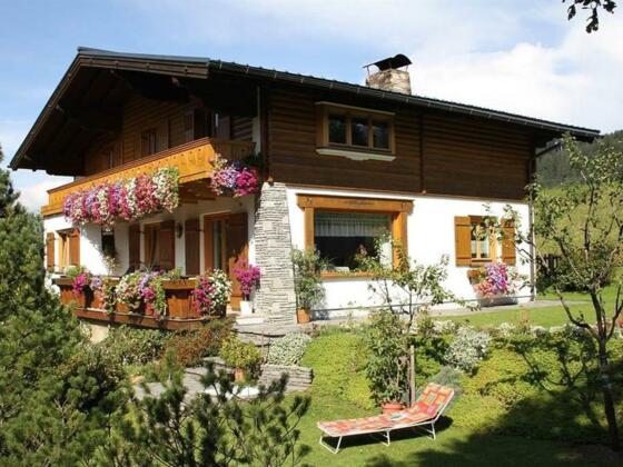 Haus Alpenrose Ansicht im Sommer