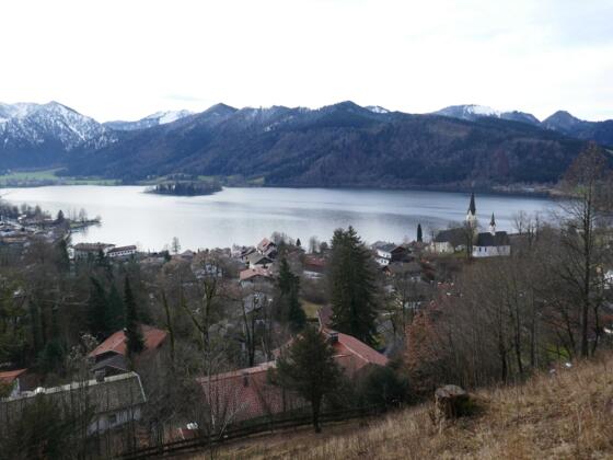 Vom Karl-Haider-Denkmal öffnet sich ein schöner Schliersee-Blick.