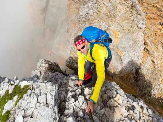 Viel Luft unter den Sohlen beim Umklettern des Schmiedstocks. Über 1000 Meter stürzen die Felsen auf die grünen Almflächen der Ramsau.