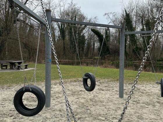 Reifenschaukel auf dem Spielplatz